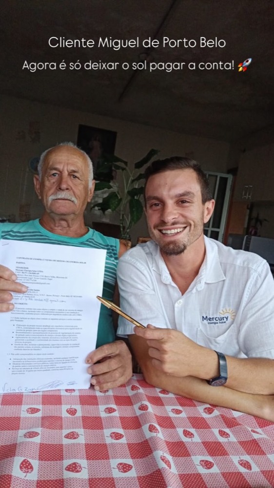 Cliente Miguel de Porto Belo assinando contrato com a Mercury