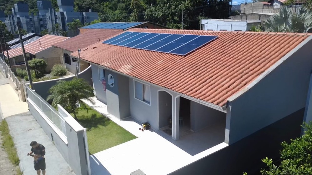 Residência com módulos solares em telha cerâmica